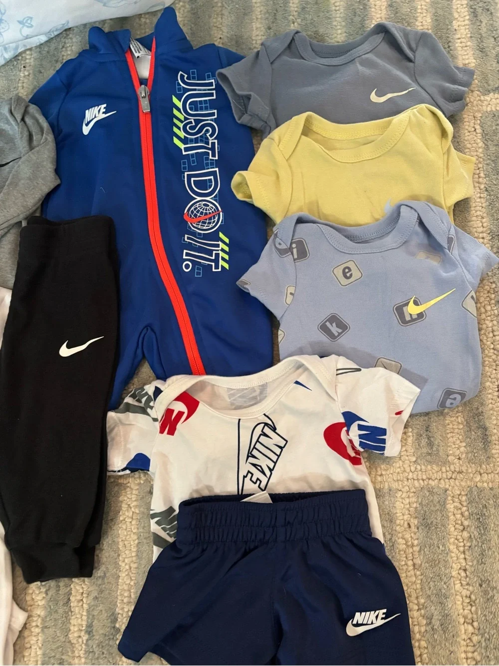 Boys Nike Outfits 12 piece bundle Newborn- 3 months - Picture 2 of 8